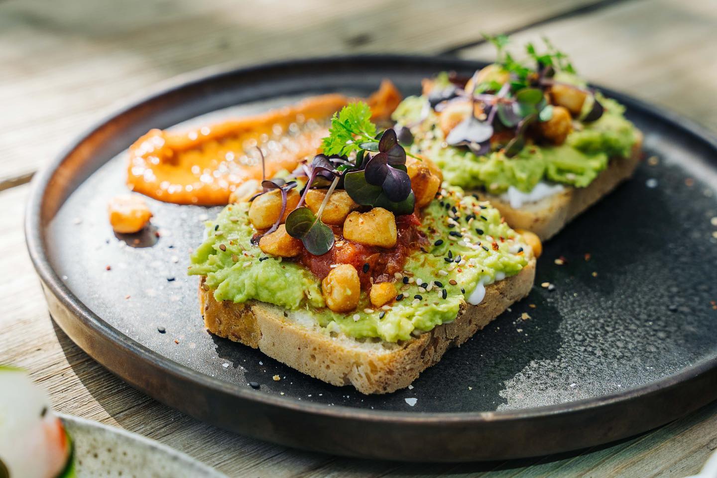 nude food augsburg vegan essen vegetarisch frühstücken avocado avocadobrot frühstück